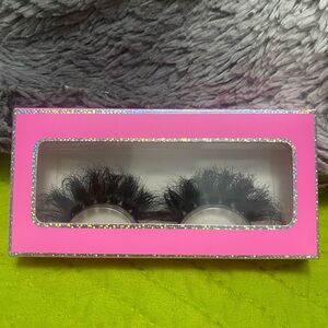 Voluminous Black Lashes for Dramatic Looks